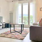 #d1 The Red One Sofa Bed Near Gem Train Station شقة *