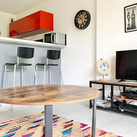 #d1 The Red One Sofa Bed Near Gem Train Station * Grenoble