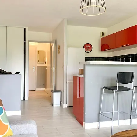 Apartment #d1 The Red One Sofa Bed Near Gem Train Station