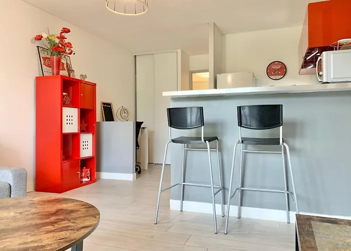 #d1 The Red One Sofa Bed Near Gem Train Station Appartement