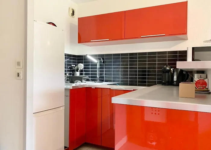 #d1 The Red One Sofa Bed Near Gem Train Station Appartement