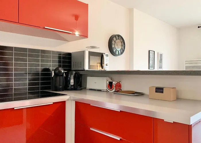 Appartement #d1 The Red One Sofa Bed Near Gem Train Station *