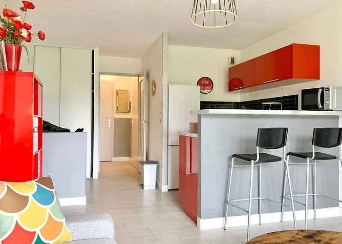 Apartment #d1 The Red One Sofa Bed Near Gem Train Station *