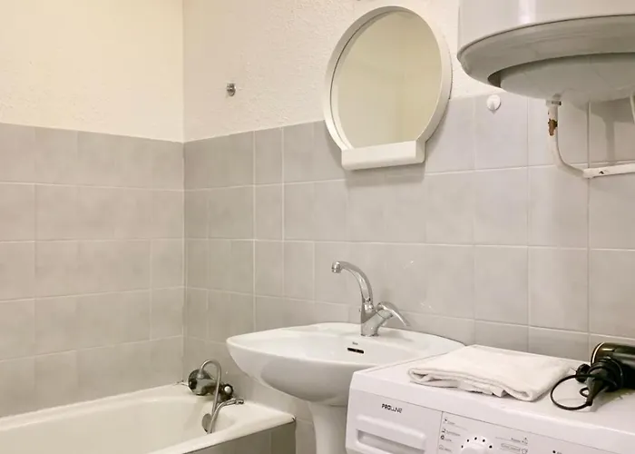 Apartment #d1 The Red One Sofa Bed Near Gem Train Station *