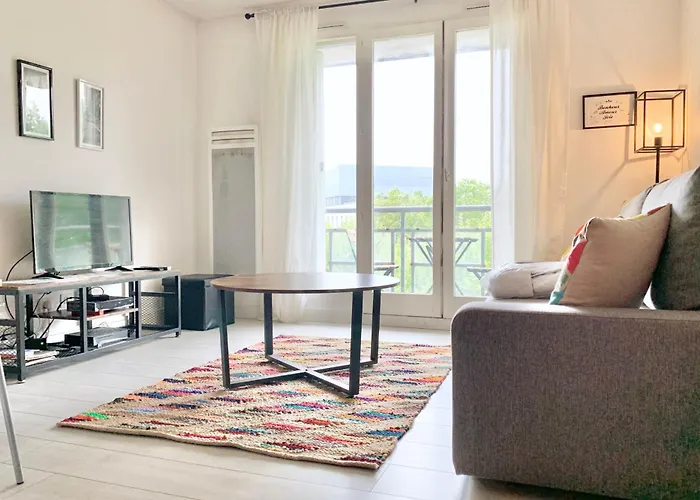 #d1 The Red One Sofa Bed Near Gem Train Station Apartment *