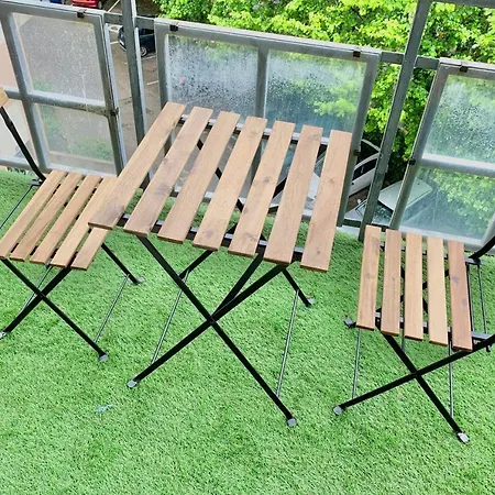 Apartment #d1 The Red One Sofa Bed Near Gem Train Station *