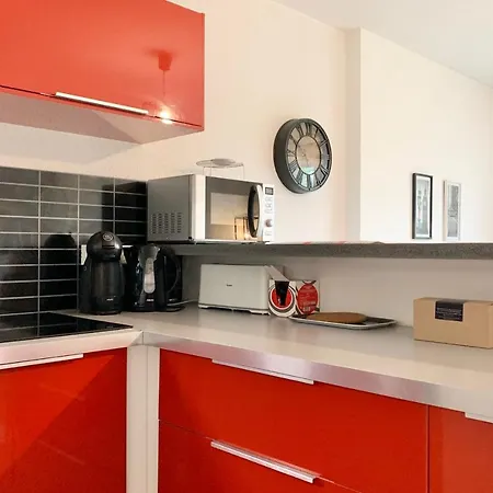 Apartment #d1 The Red One Sofa Bed Near Gem Train Station *