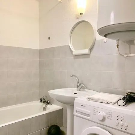 Apartman #d1 The Red One Sofa Bed Near Gem Train Station *